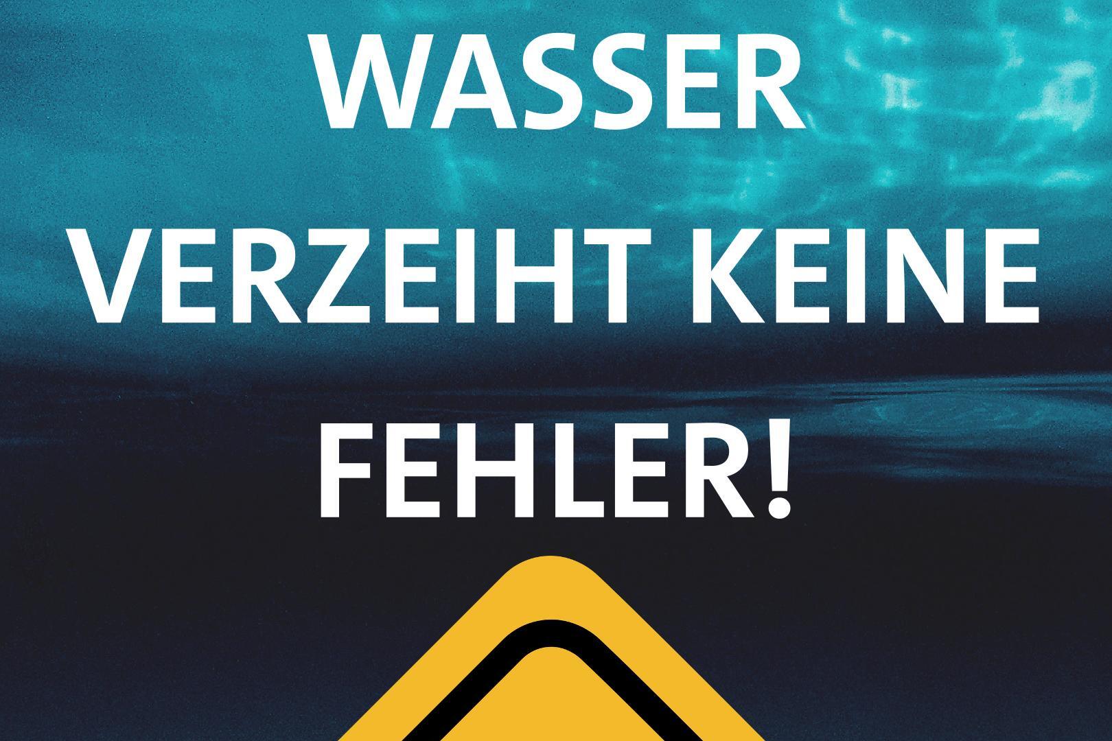 Warnhinweis mit geschwungenem Wellenmotiv und einem schwimmenden Menschen, darunter der Text „Wasser verzeiht keine Fehler!“.